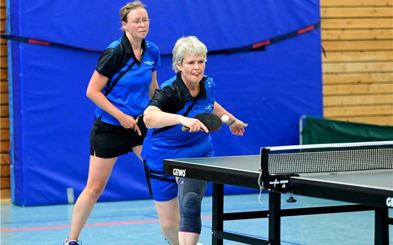 Anka Mutke und Sandra Koberstein (hinten) gewannen ihr Doppel. GB-Foto: Holom