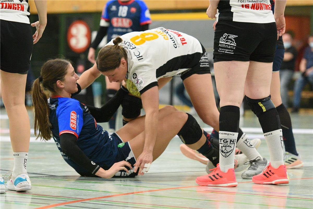 Anna Albeck (SG H2Ku Herrenberg Kuties #11) gegen Delia Cleve (TG Nuertingen #8)...
