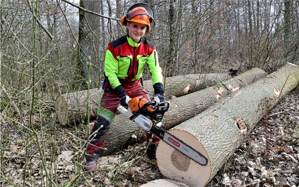 Anna Häbe mit ihrem Hauptarbeitsgerät: „Die körperliche Auslastung finde ich gut.“GB-Foto: Holom