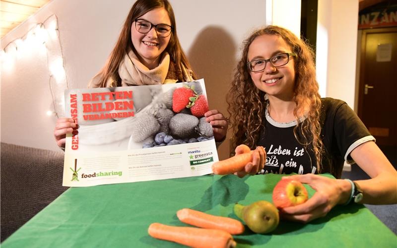Schnippelparty soll Foodsharing ins Rollen bringen Annabelle Breuninger (links) und Sophia Häußler möchten Foodsharing nach Hildrizhausen holen GB-Foto: Holom