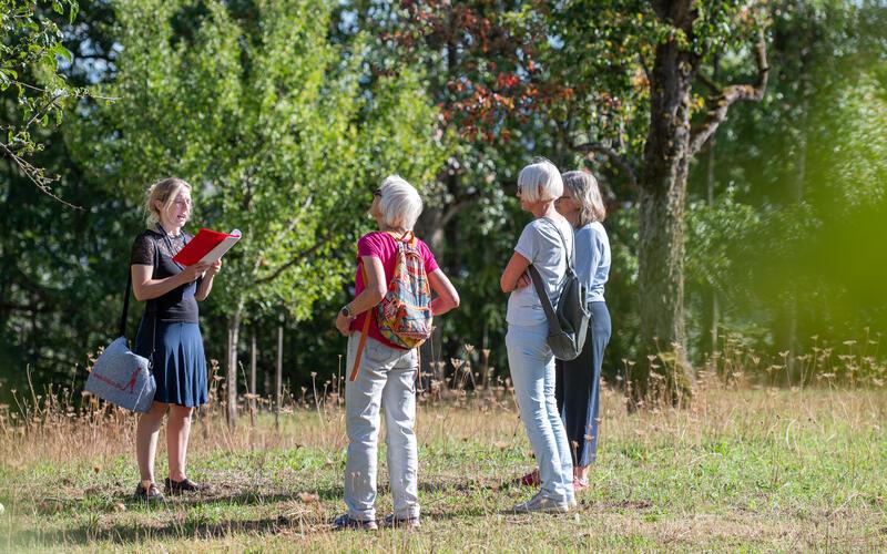 Anne Abelein (links) nahm die Teilnehmerinnen auf dem Schlossberg mit zu einem literarischen Rundgang durch Streuobstwiesen. GB-Foto: Vecsey