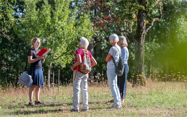 Anne Abelein (links) nahm die Teilnehmerinnen auf dem Schlossberg mit zu einem literarischen Rundgang durch Streuobstwiesen. GB-Foto: Vecsey