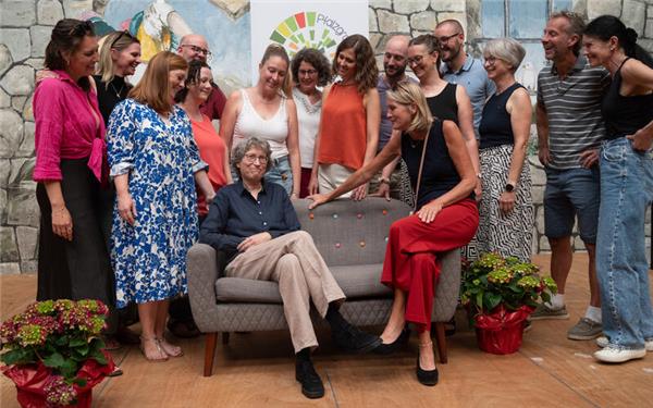 Annedore Pflomm darf es sich auf dem Sofa gemütlich machen. GB-Foto: Schmidt