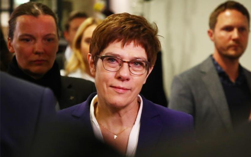 Annegret Kramp-Karrenbauer auf dem Weg zu einer gemeinsamen Sitzung der Thüringer CDU-Landtagsfraktion und des Landesvorstandes. Foto: Bodo Schackow/dpa-Zentralbild/dpa