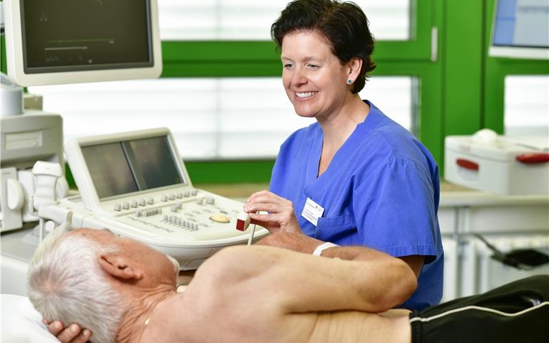 Annely Hinck, hier in einer nachgestellten Szene, leitet die Kardiologie in Herrenberg GB-Foto: Klinikverbund Südwest