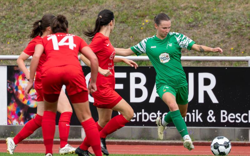 Annika Schmidt (rechts) beim 5:1-Sieg gegen die SG Haitz im Hinspiel. GB-Foto: Vecsey