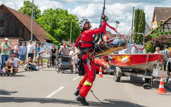 Anschaulich wurde den Besuchern auch eine Personenrettung demonstriert. GB-Foto: Vecsey