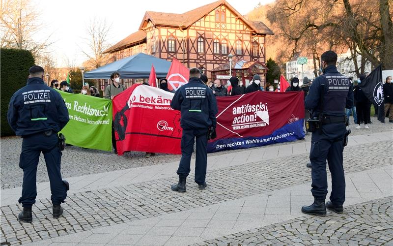 Antifa-Gruppe demonstriert bei AfD-Wahlkampfveranstaltung