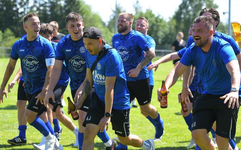 Antreten zur La-Ola-Welle: Am vergangenen Sonntag konnten die Kreisliga-B-Kicker der SG Gäufelden etwas überraschend doch noch die Meisterschaft in der Kreisliga B6 bejubeln. GB-Foto: Gebhardt