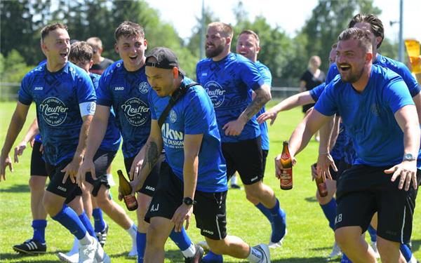 Antreten zur La-Ola-Welle: Am vergangenen Sonntag konnten die Kreisliga-B-Kicker der SG Gäufelden etwas überraschend doch noch die Meisterschaft in der Kreisliga B6 bejubeln. GB-Foto: Gebhardt
