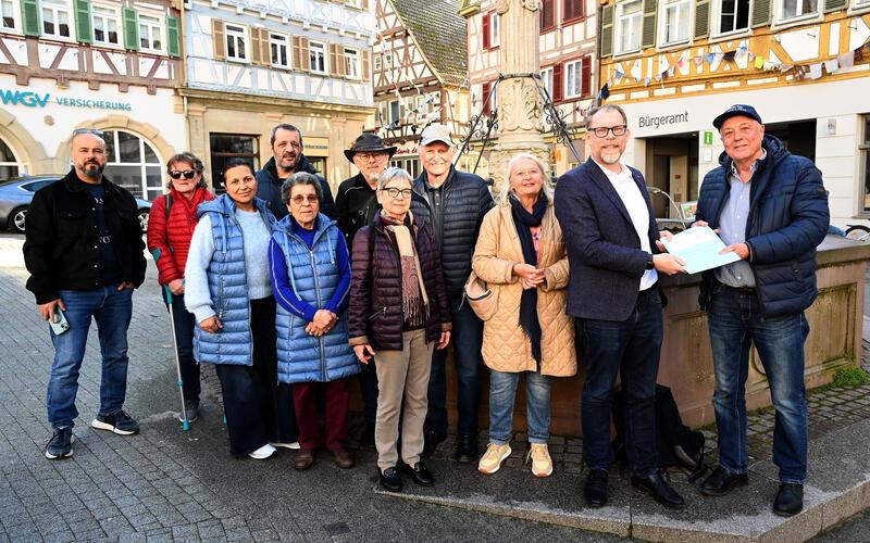 Anwohner übergaben Stefan Metzing (Zweiter von rechts) eine Liste mit über 100 Unterschriften. GB-Foto: Holom