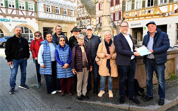 Anwohner übergaben Stefan Metzing (Zweiter von rechts) eine Liste mit über 100 Unterschriften. GB-Foto: Holom