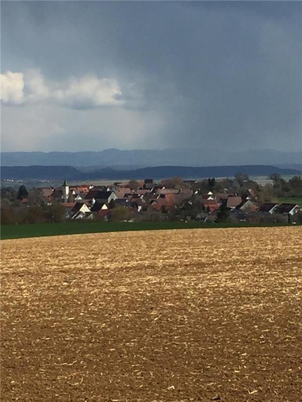 Aprilschnee hinter Haslach, festgehalten von Evemie Schwamb. 