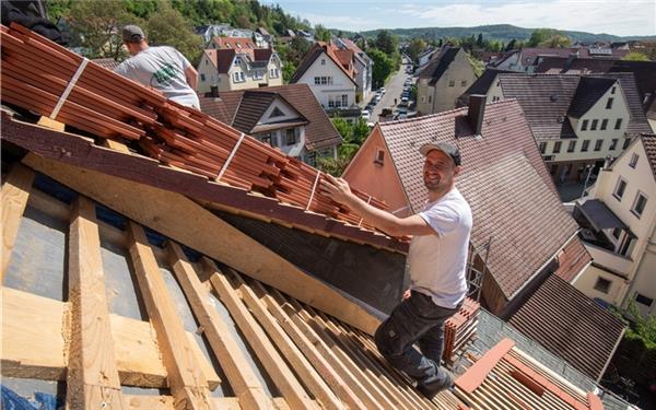 Arbeiten in luftiger Höhe: Das Dach des Fruchtkastens wird aktuell gedeckt. GB-Foto: Vecsey