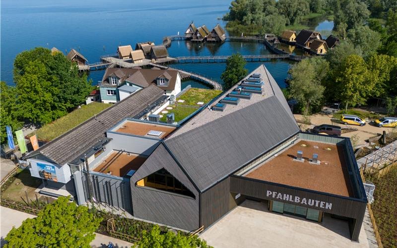 „Gäubote“-Familien-Tour: Ein schwebender Einbaum wird zum Blickfang Architektonisches Highlight: Die neue Museumshalle in den Pfahlbauten. GB-Foto: Pfahlbaumuseum/Mende