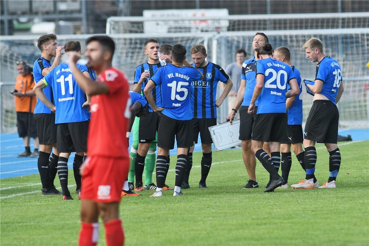 Armin Redzepagic (VfL Nagold #Trainer) nuetzt die Trinkpause zur Taktigbesprechu...