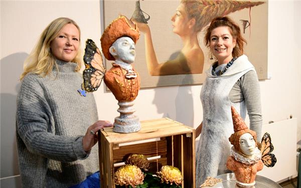 Asta Baltija Petrauskaite-Nagel (Skulpturen, links) und Olga Beckmann (Malerei) haben sich auf der Herrenberger Straßengaleriekennengelernt. GB-Foto: Holom