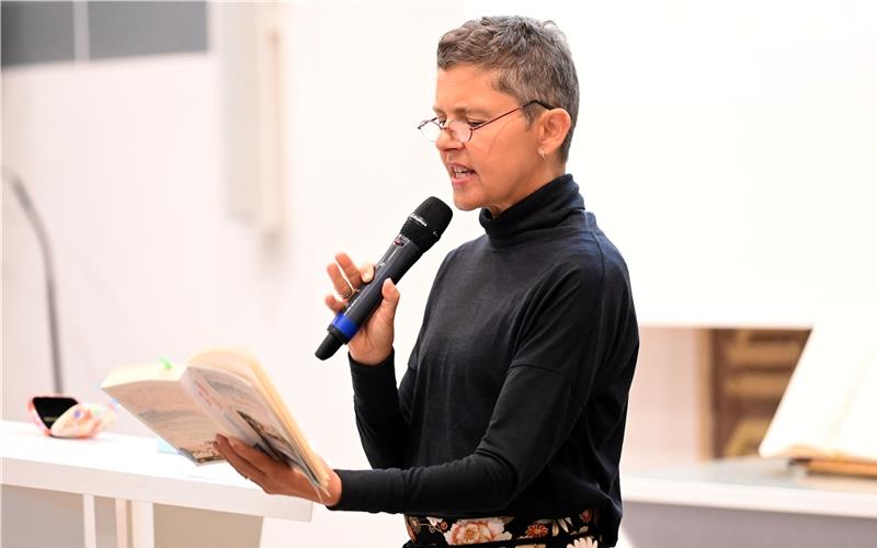Astrid Lehmann liest aus „Nur ein kurzer Sommer“.GB-Foto: Holom