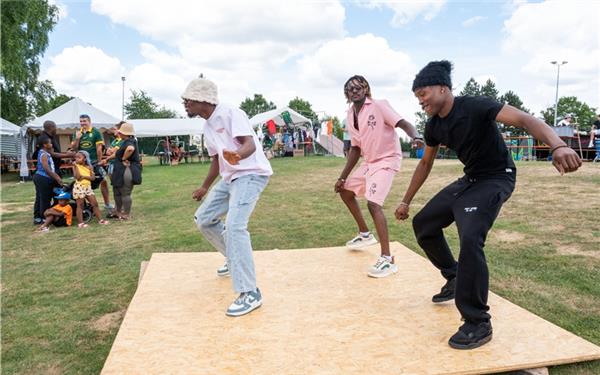 Auch Afrodance aus Trier ließ sich beim „Africa in Miniature“-Festival auf dem Gelände des Jugendhauses live erleben. GB-Foto: Vecsey