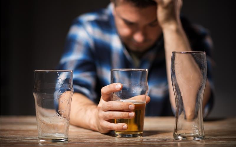 Auch Angehörige von Alkoholikern können Schaden durch die Sucht nehmen. GB-Foto: Syda Productions – stock-adobe.com