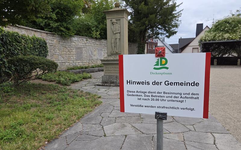 Auch Besucher aus anderen Orten hielten sich beim Ehrenmal auf – Lärmbelästigungen und Unrat waren die Folge. GB-Foto: Gemeinde Deckenpfronn