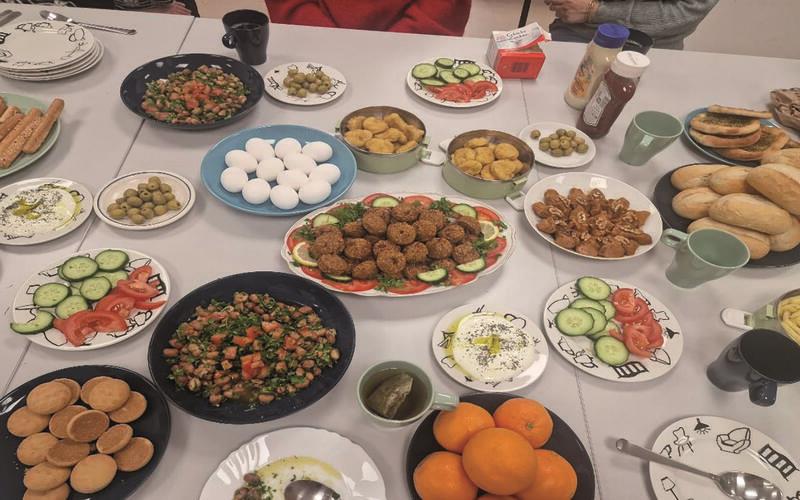 Auch Blumen und internationale Speisen gehören zur Willkommenskultur in Gärtringen. GB-Fotos