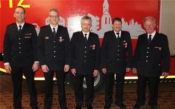 Auch Ehrungen gab es bei der Hauptversammlung der Nufringer Feuerwehr. Von links: Kommandant Dominic Schuld, Heiko Marquardt (25 Jahre), Thomas Henne (40 Jahre), Horst Bilwachs (50 Jahre) und Georg Henne (60 Jahre). GB-Foto: Baum