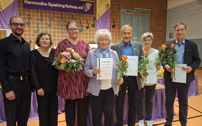 Auch Ehrungen gab es im Rahmen des Auftritts (von links): der zweite Vorsitzende Jan Schneider, die erste Vorsitzende Ute Glaser, Dirigentin Stefanie Hauke (30 Jahre); Ingrid und Erich Eberhardt (beide 50 Jahre), Elke Schabernack (25 Jahre) und Wolfgang Kimmerle (10 Jahre). Nicht abgebildet sind Volker Marquardt und Jörg Schlutius (beide 40 Jahre) sowie Gunther Topeters (25 Jahre).  GB-Foto: Baum