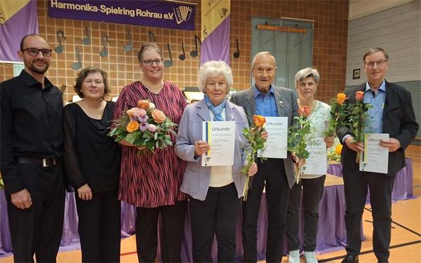 Auch Ehrungen gab es im Rahmen des Auftritts (von links): der zweite Vorsitzende Jan Schneider, die erste Vorsitzende Ute Glaser, Dirigentin Stefanie Hauke (30 Jahre); Ingrid und Erich Eberhardt (beide 50 Jahre), Elke Schabernack (25 Jahre) und Wolfgang Kimmerle (10 Jahre). Nicht abgebildet sind Volker Marquardt und Jörg Schlutius (beide 40 Jahre) sowie Gunther Topeters (25 Jahre).  GB-Foto: Baum