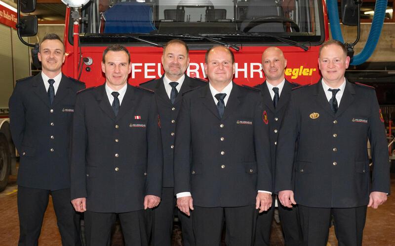 Auch Ehrungen standen bei der Feuerwehr an (von links): Jens Kegreiß (stellvertretender Abteilungskommandant) mit Michael Heidlauff, Helmut Marquardt und Horst Schmid (alle 40 Jahre) sowie Abteilungskommandant Daniel Oel (Abteilungskommandant) und Thomas Kegreiß (25 Jahre). GB-Foto: Vecsey
