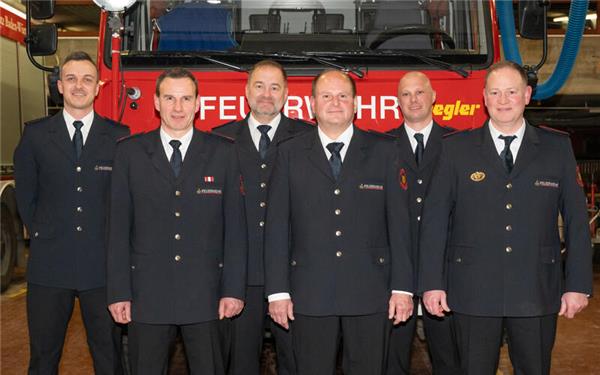 Auch Ehrungen standen bei der Feuerwehr an (von links): Jens Kegreiß (stellvertretender Abteilungskommandant) mit Michael Heidlauff, Helmut Marquardt und Horst Schmid (alle 40 Jahre) sowie Abteilungskommandant Daniel Oel (Abteilungskommandant) und Thomas Kegreiß (25 Jahre). GB-Foto: Vecsey