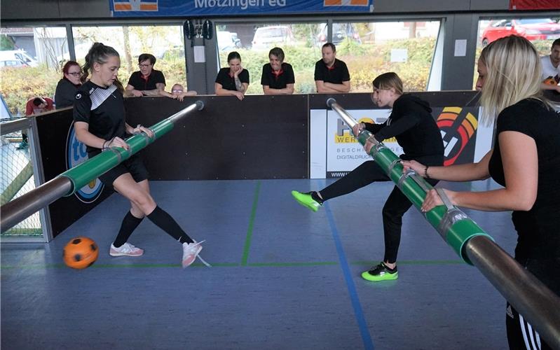 Kicken an der Stange Auch Fußballerinnen liefern sich spannende Spiele im LebendtischkickerGB-Foto: Straub