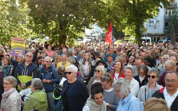 Auch „Herrenberg bleibt bunt“ beteiligte sich an der Kundgebung. GB-Foto: Staber