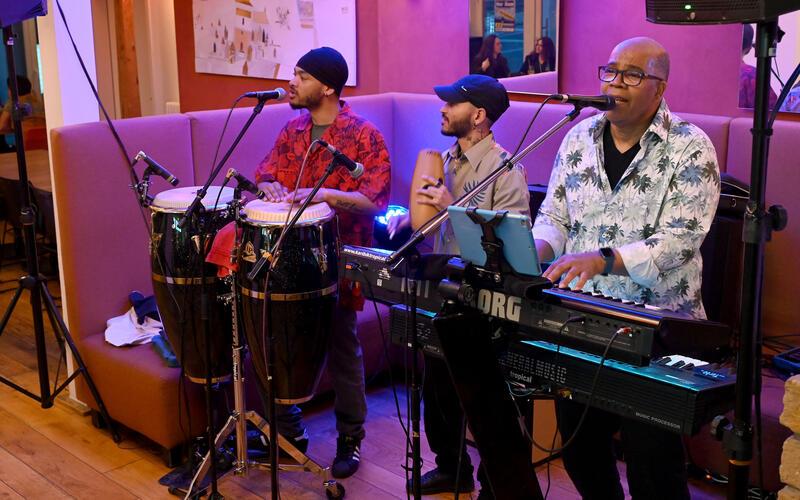 Auch „Karibik Tropical y amigo“ sorgen für eine stimmungsvolle Atmosphäre, und zwar im Café-Restaurant COC. GB-Foto: Holom