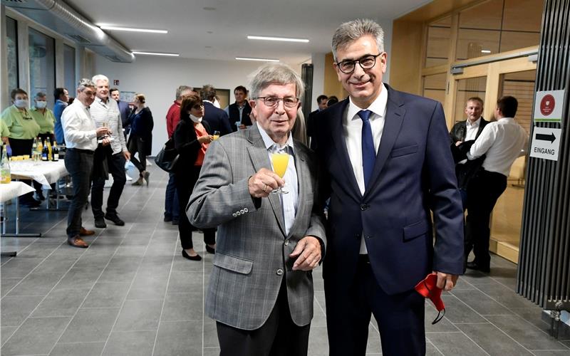 Die „gute Stube“ strahlt in neuem Glanz Auch Ortsvorsteher Markus Speer (rechts) und der ehemalige Ortsvorsteher Helmut Stickel freuen sich über die gelungene Sanierung GB-Foto: Holom