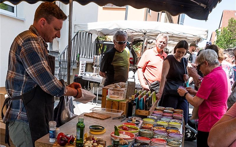 Auch Teller jeglicher Coleur gab es beim Pfingstmarkt. GB-Foto: Schmidt
