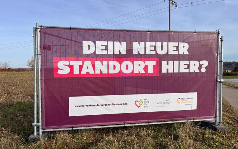 Auch am Industriegebiet Binsenkolben steht ein Plakat der Kampagne „Mit Herz für Hier“.GB-Foto: Stadt Herrenberg