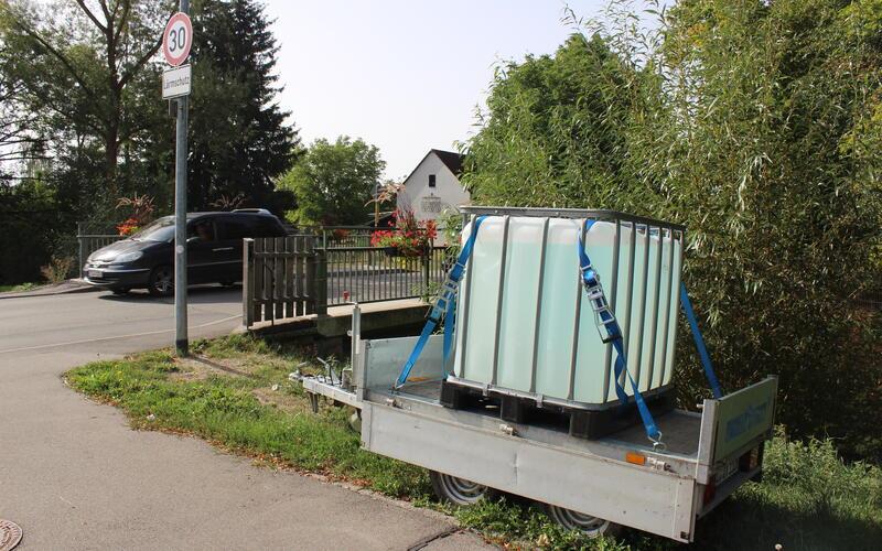 Auch an der Brücke neben der Volksbank steht ein Wasserbehälter. GB-Foto: Schnurr