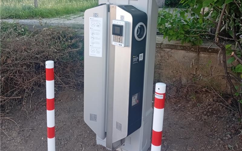 Auch an der Durchgangsstraße bei der evangelischen Kirche steht eine neue Ladestation. GB-Foto: gb