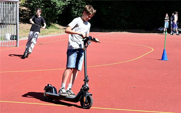 Auch auf E-Scootern sollen Schüler sicher unterwegs sein.GB-Foto: Holom