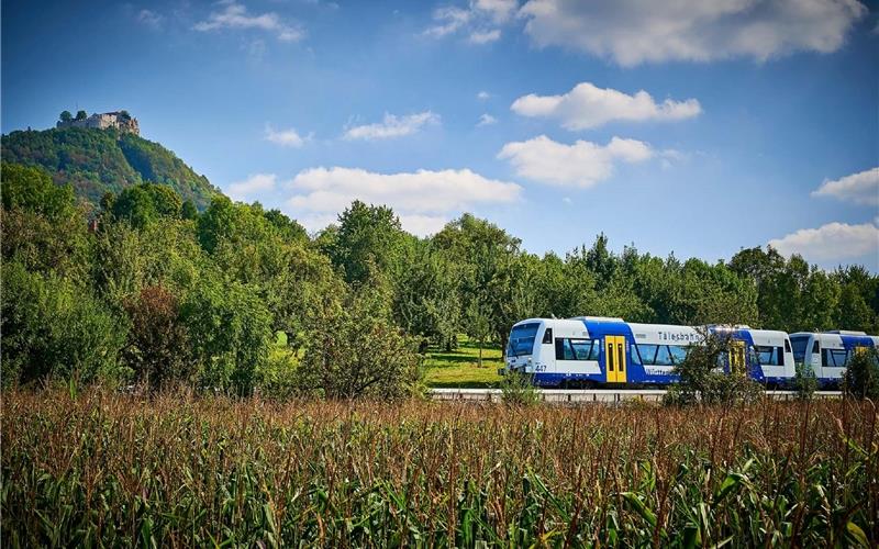 Auch auf der Tälesbahn, hier vor der Burg Neuffen, lassen sich mit VVS-Tickets Ausflüge unternehmenGB-Foto: VVS