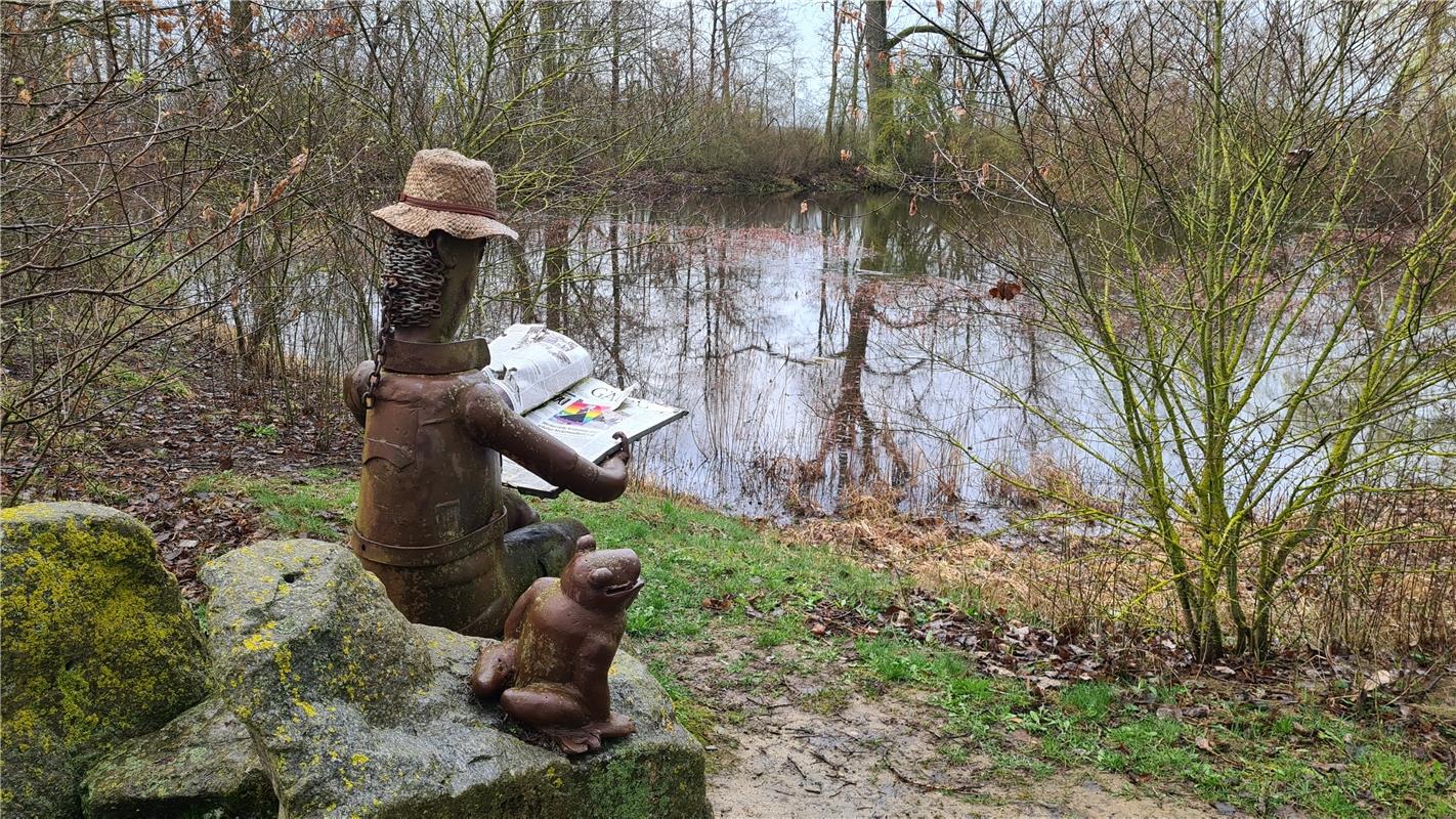 Auch bei Regen sitzt er am Egelsee, der Gäubote-Leser, und genießt die Ruhe.  Vo...