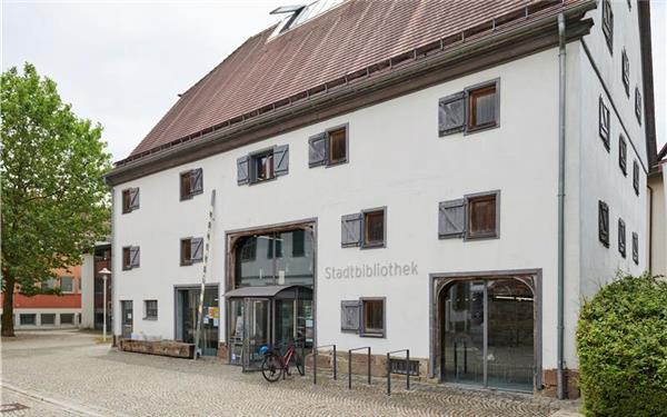 Auch das Ambiente der Bibliothek gefällt den Besuchern. GB-Foto: gb