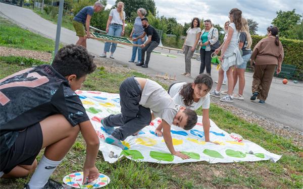 Auch das Spiel Twister (vorne) gehörte zum Angebot beim Familiensommerfest. GB-Foto: Vecsey
