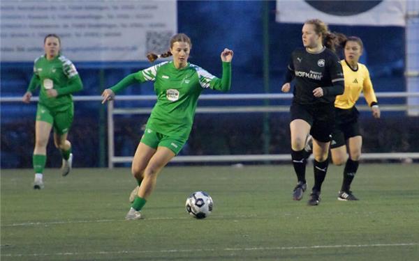 Auch das junge Sturmtalent des VfL, Melanie Wirth, profitiert von der Übersicht einer Tiffany Schiewe. GB-Foto: Holom