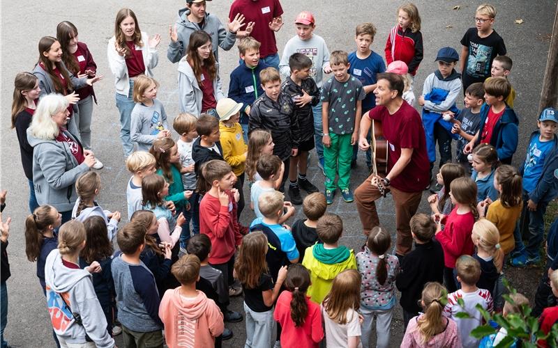 Auch das morgendliche Singen mit Carsten Beneke gehört zum Tagesablauf. GB-Foto: Schmidt