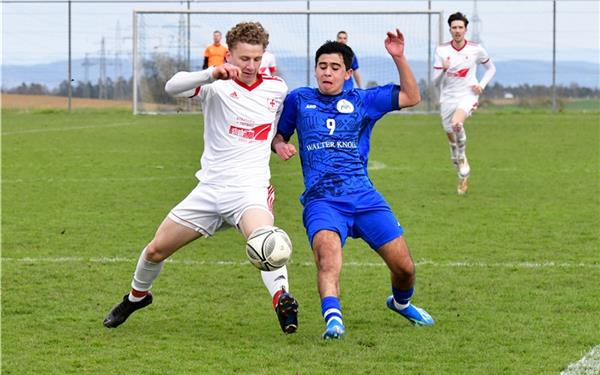 Auch dem Mötzinger Stürmer Alper Manav (rechts) werden die Derbys (hier gegen den FC Unterjettingen) fehlen. GB-Foto: Holom