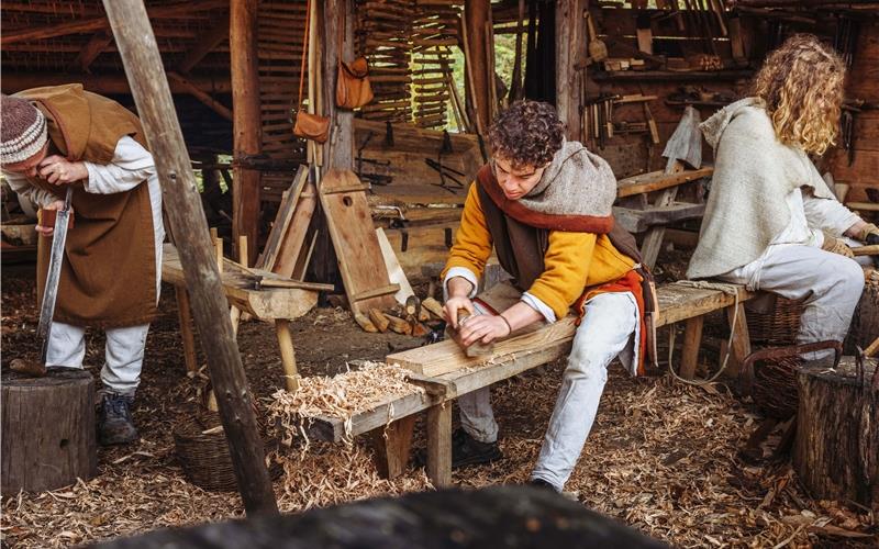 Auch den Holzhandwerkern kann man bei der Arbeit zusehen. GB-Foto: Campus Galli