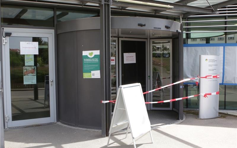 Auch der Eingangsbereich am Herrenberger Krankenhaus wurde gesperrtGB-Foto: Bäuerle