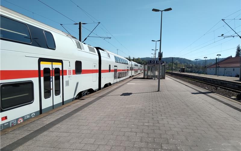 Umfangreiche Arbeiten und Sperrungen im Mai auf der Gäubahn Auch der Gäubahn-Intercity ist von den Sperrungen betroffen. GB-Foto: gb